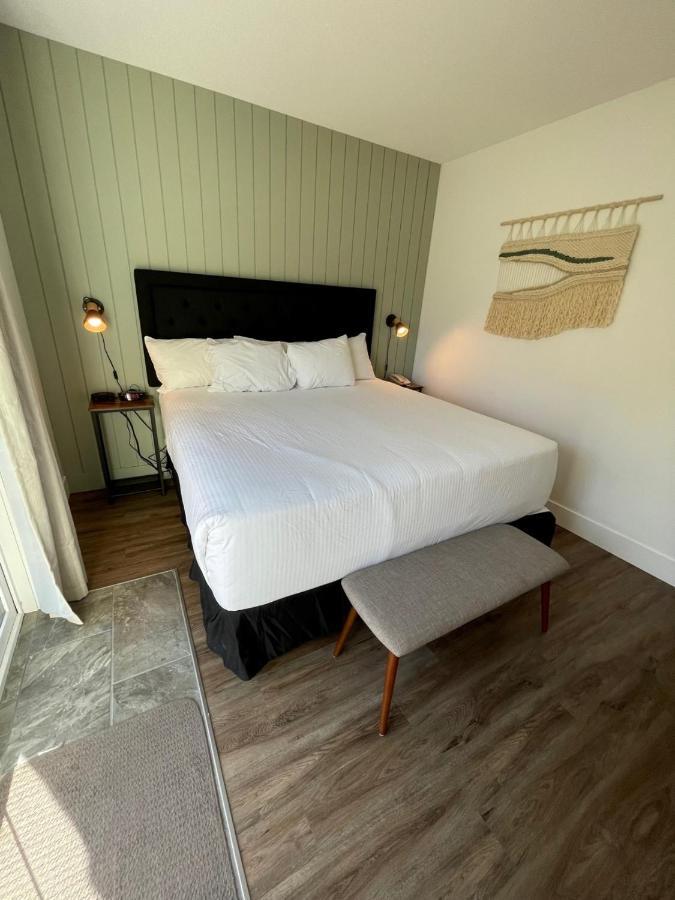 Waterton Glacier Suites Eksteriør bilde