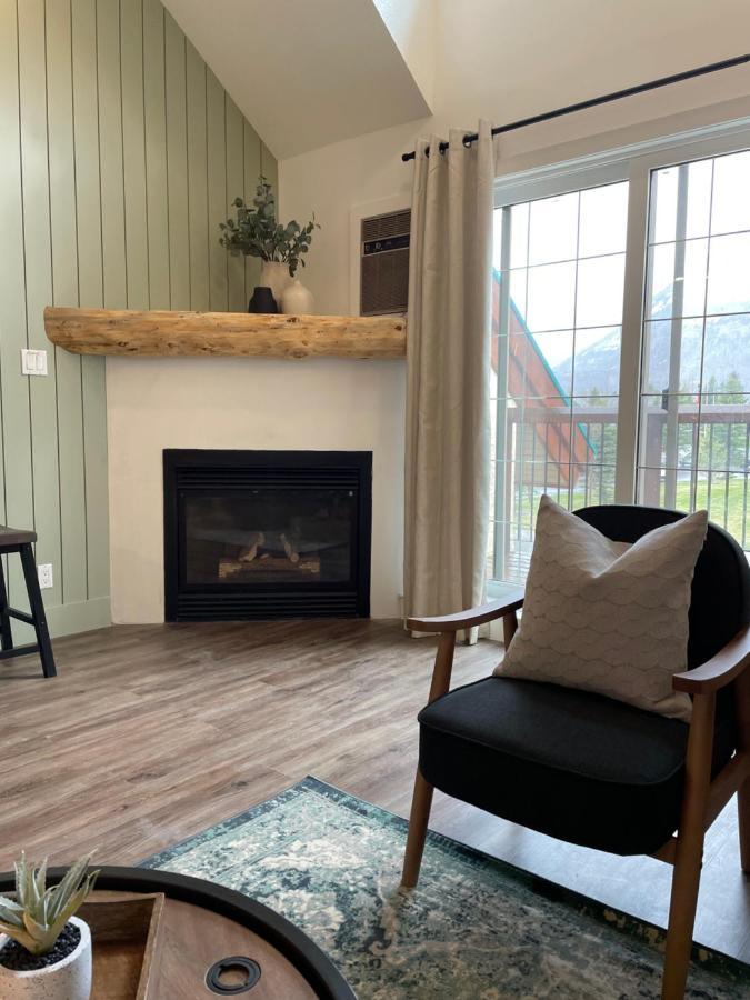 Waterton Glacier Suites Eksteriør bilde