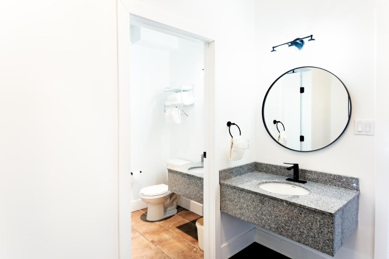 Waterton Glacier Suites Eksteriør bilde