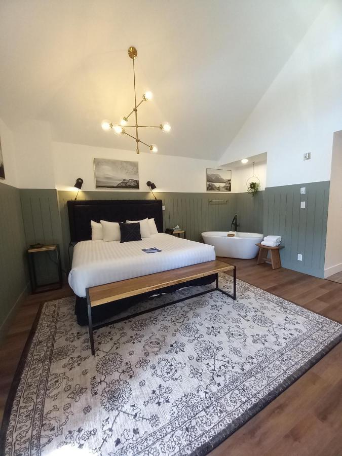 Waterton Glacier Suites Eksteriør bilde
