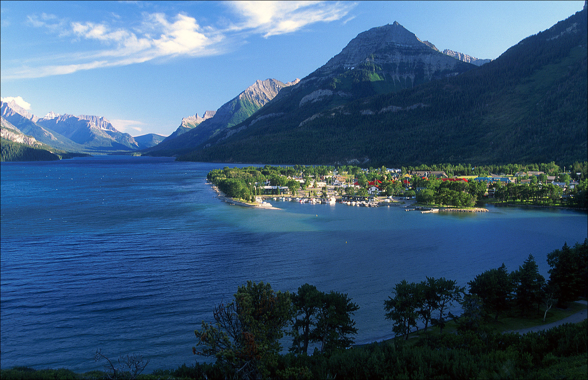 Waterton Glacier Suites Eksteriør bilde