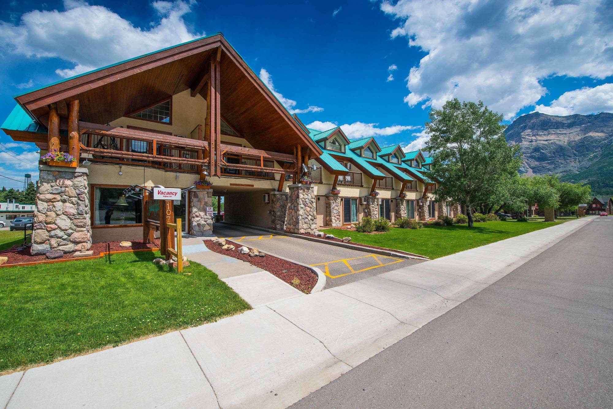 Waterton Glacier Suites Eksteriør bilde
