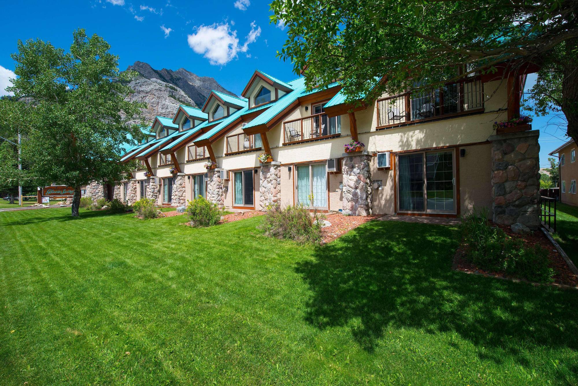 Waterton Glacier Suites Eksteriør bilde