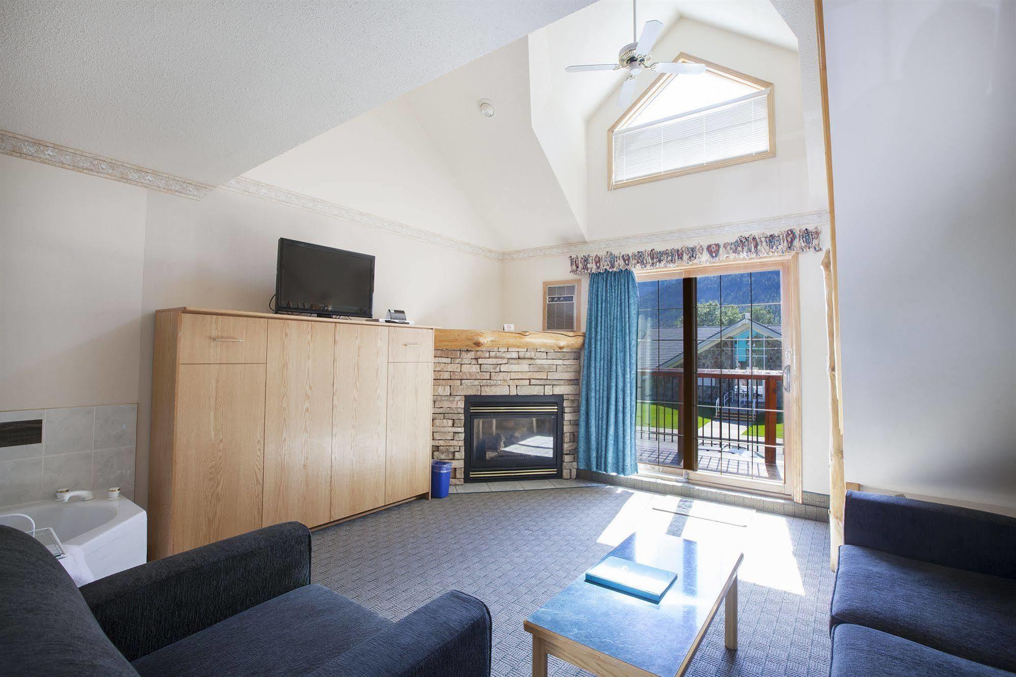 Waterton Glacier Suites Eksteriør bilde