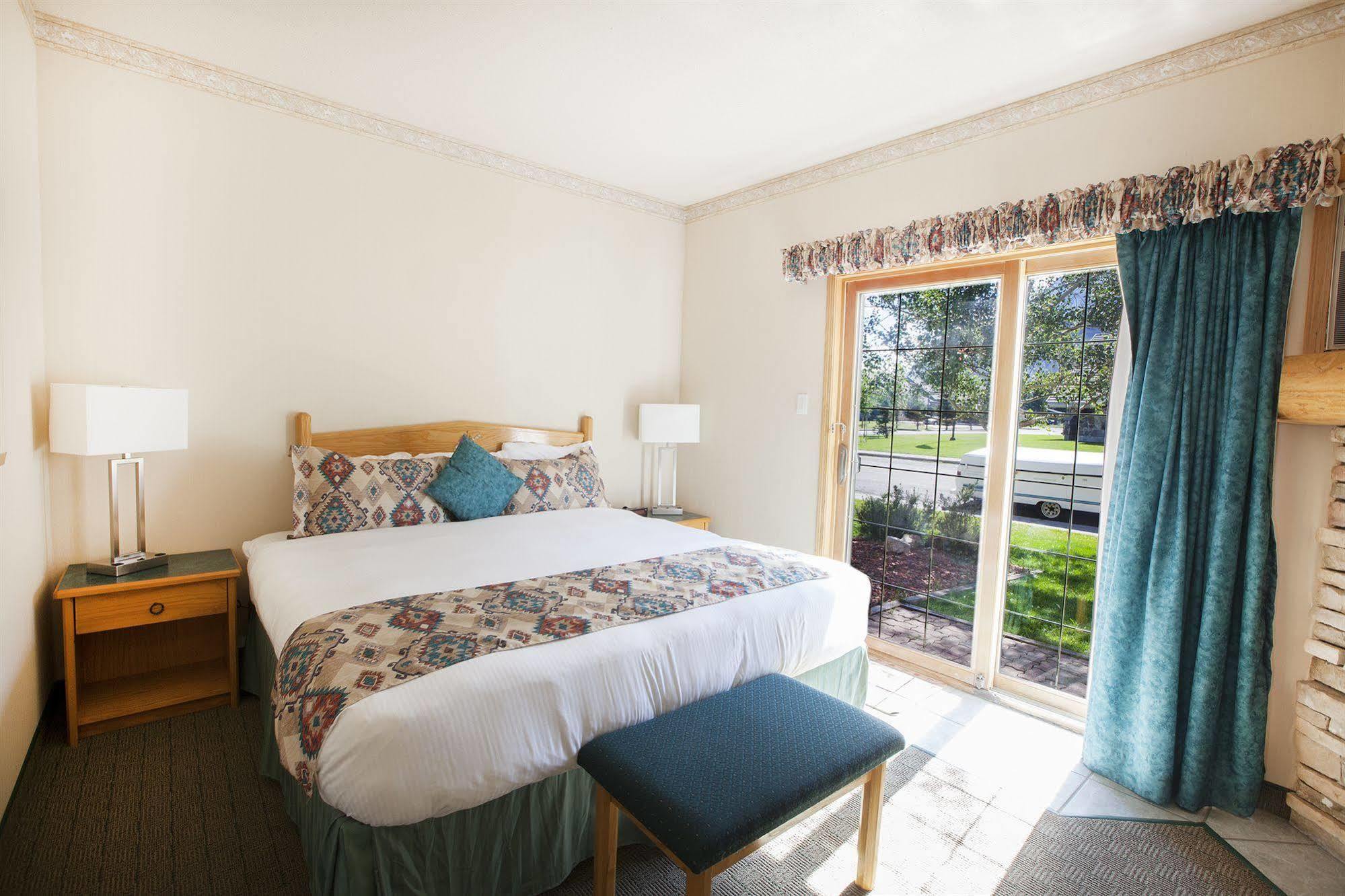 Waterton Glacier Suites Eksteriør bilde