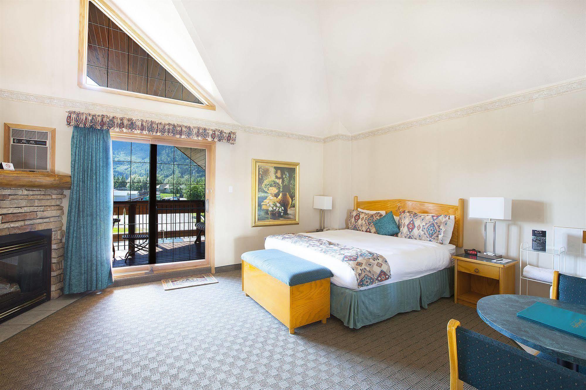 Waterton Glacier Suites Eksteriør bilde